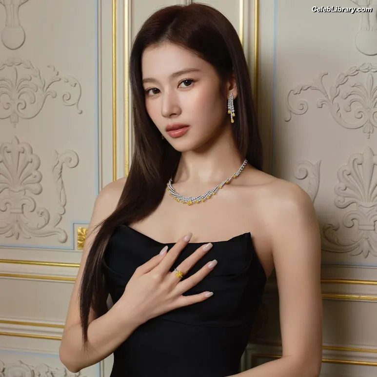 Minatozaki Sana (TWICE) photo 15 of 1068
