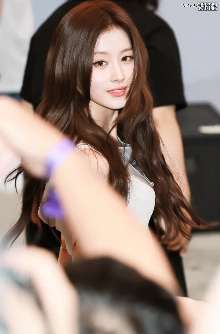 Minatozaki Sana (TWICE) photo 19 of 1068