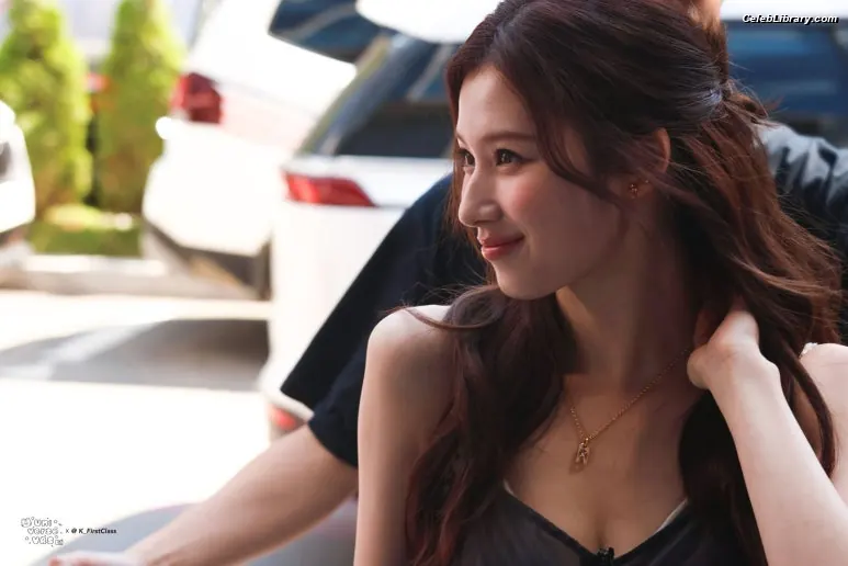 Minatozaki Sana (TWICE) photo 4 of 1068