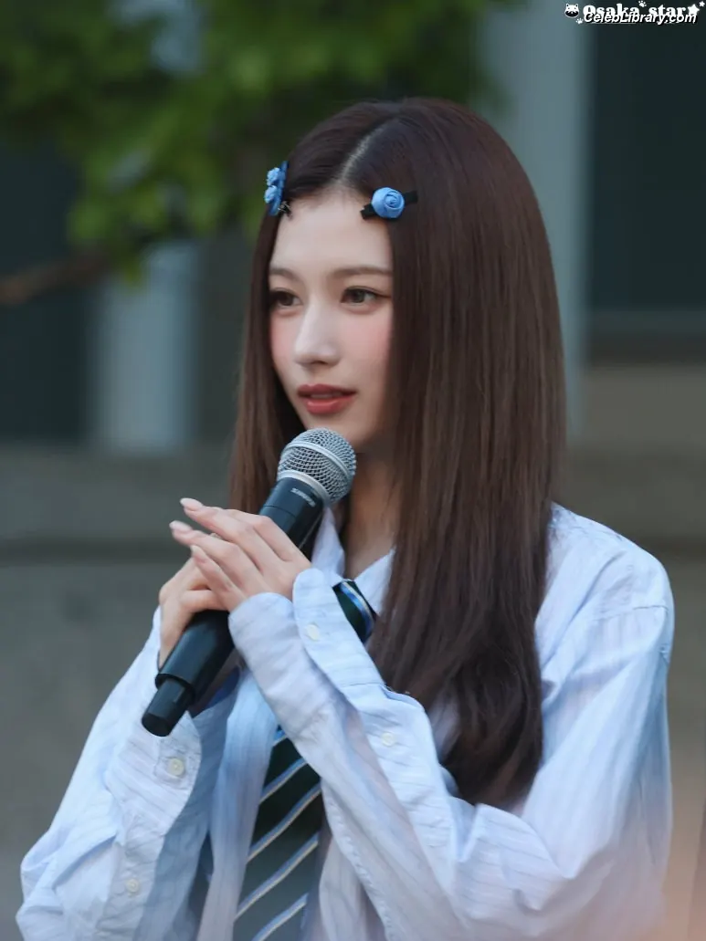 Minatozaki Sana (TWICE) photo 17 of 1068
