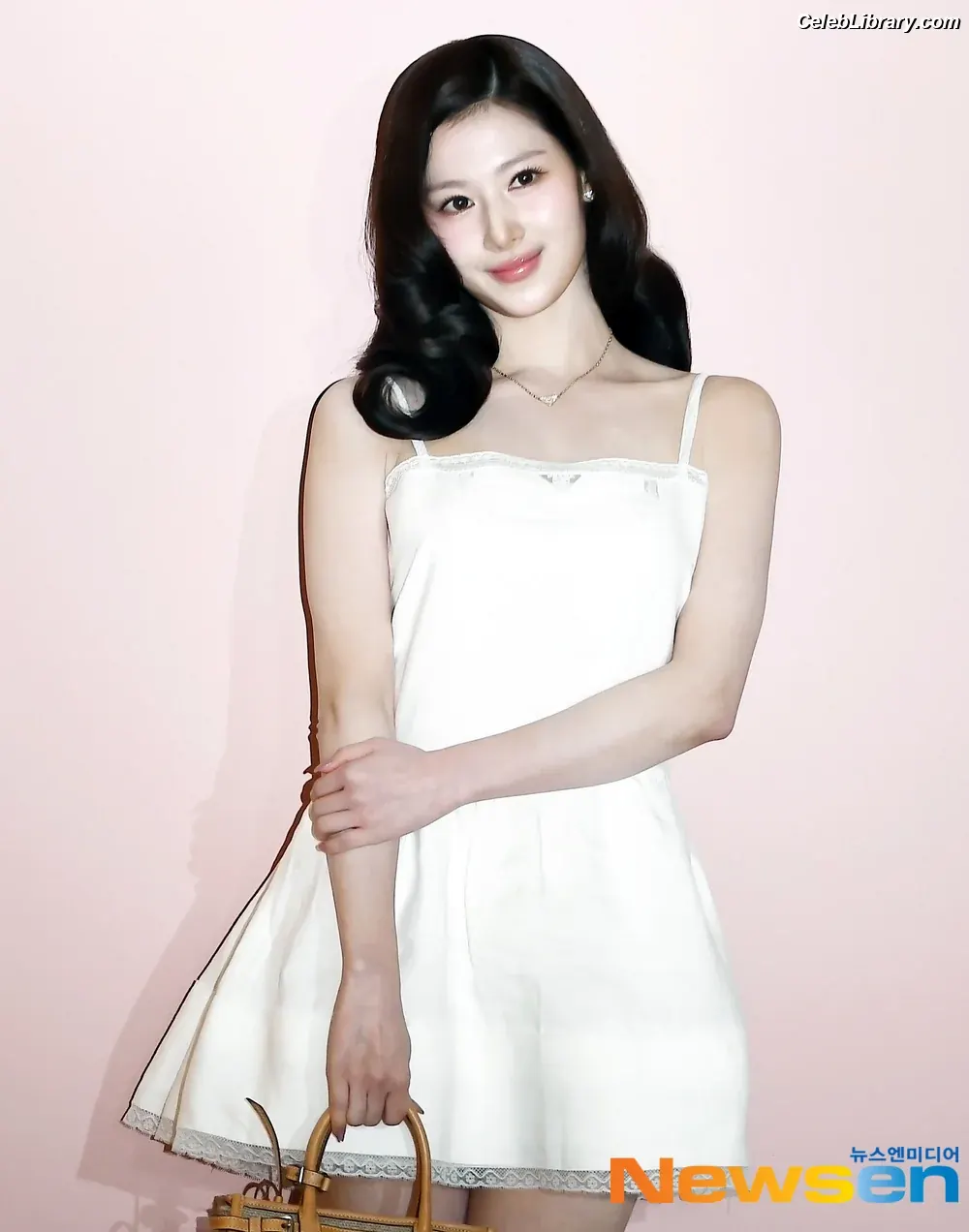 Minatozaki Sana (TWICE) photo 2 of 1068