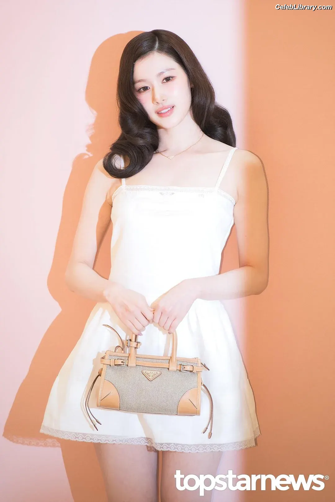 Minatozaki Sana (TWICE) photo 6 of 1068