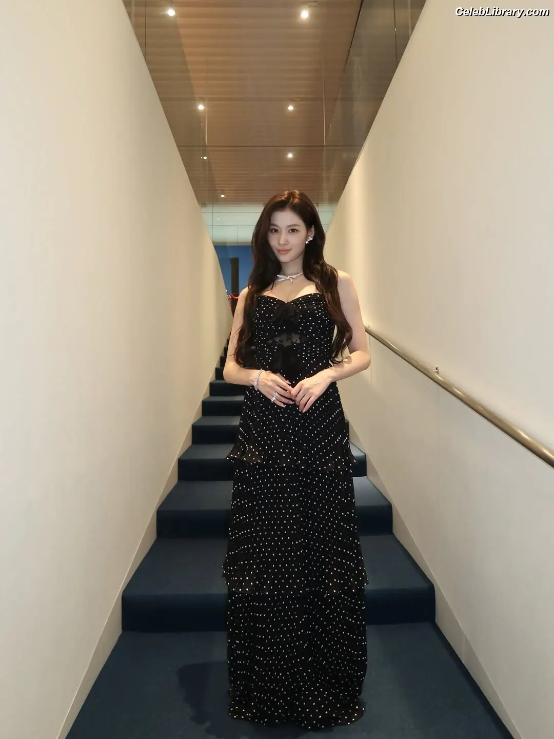 Minatozaki Sana (TWICE) photo 2 of 1068