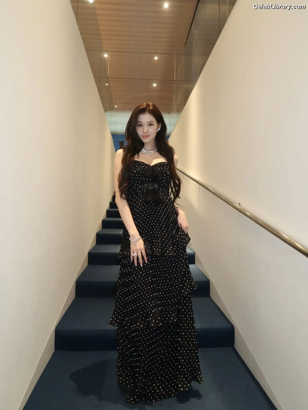 Minatozaki Sana (TWICE) photo 6 of 1068