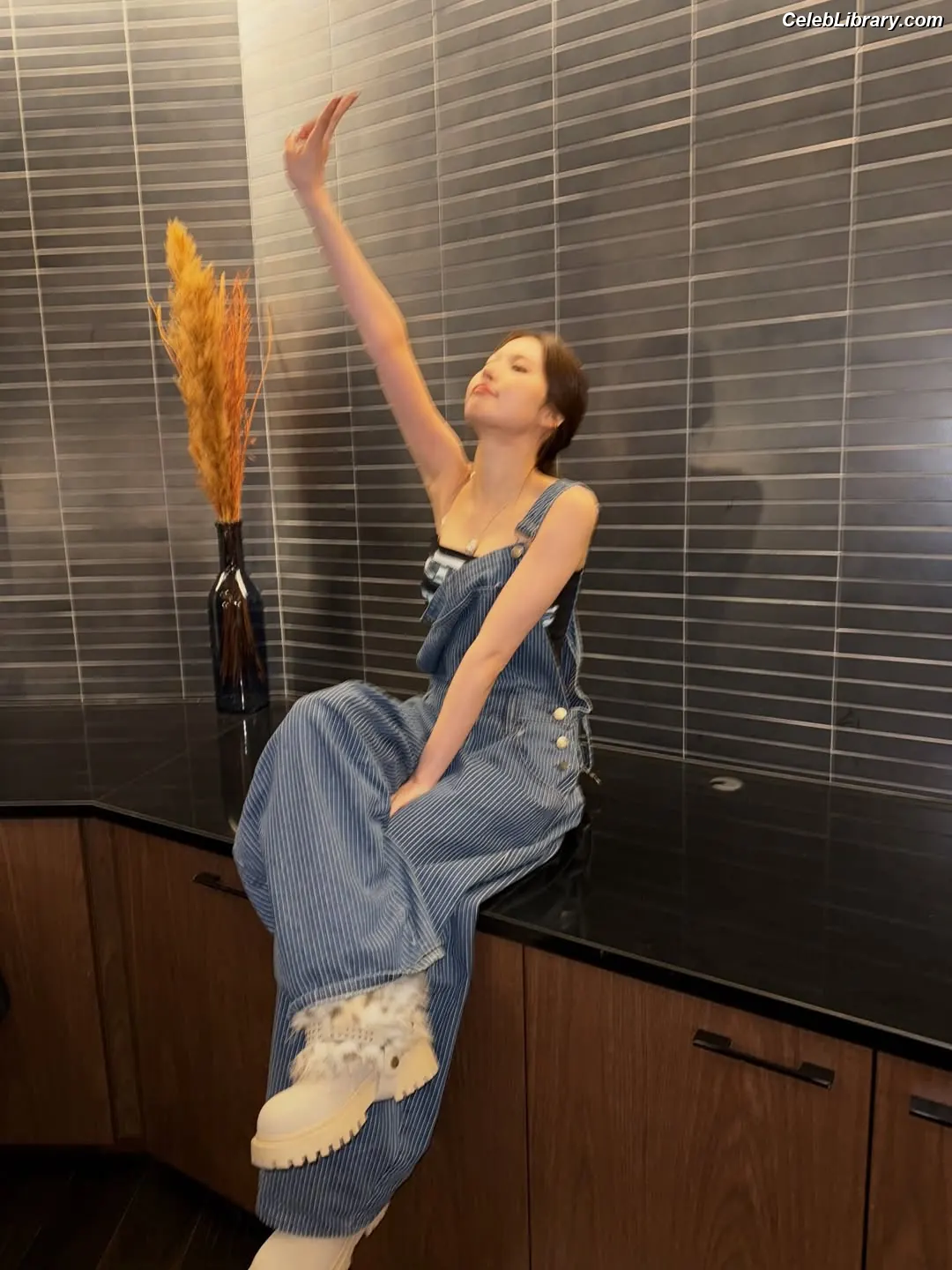 Minatozaki Sana (TWICE) photo 14 of 1068