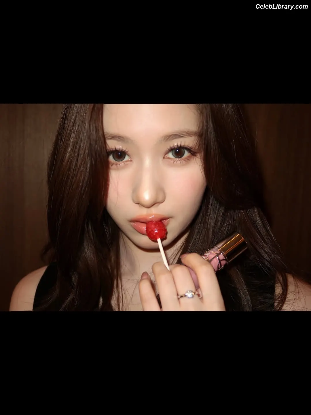 Minatozaki Sana (TWICE) photo 5 of 1068