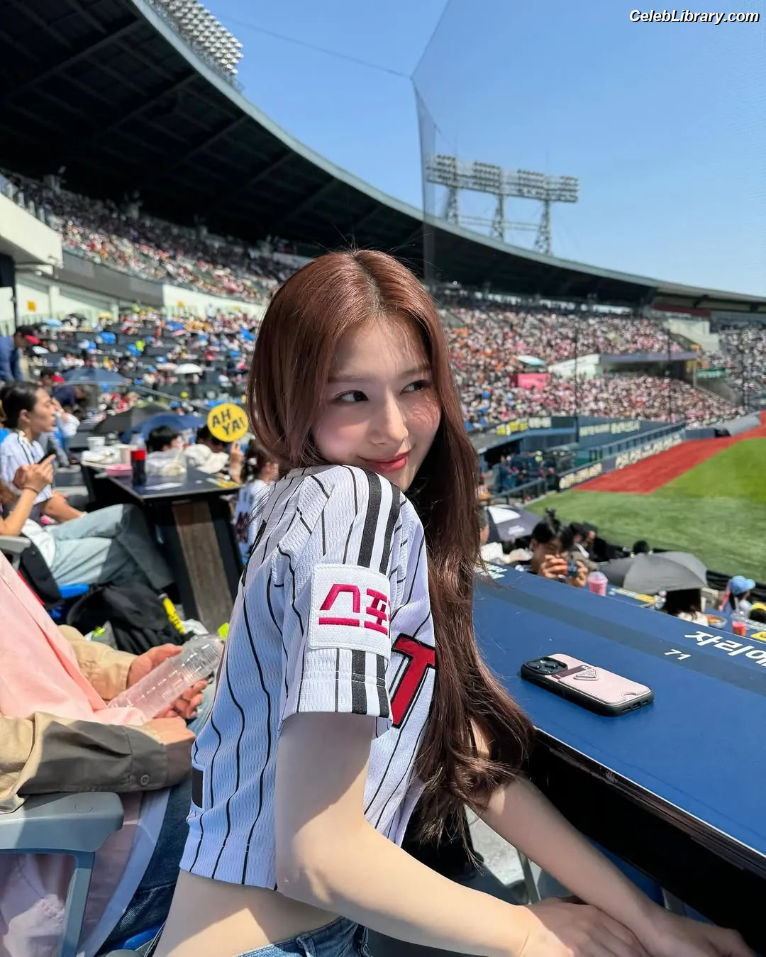 Minatozaki Sana (TWICE) photo 4 of 1068