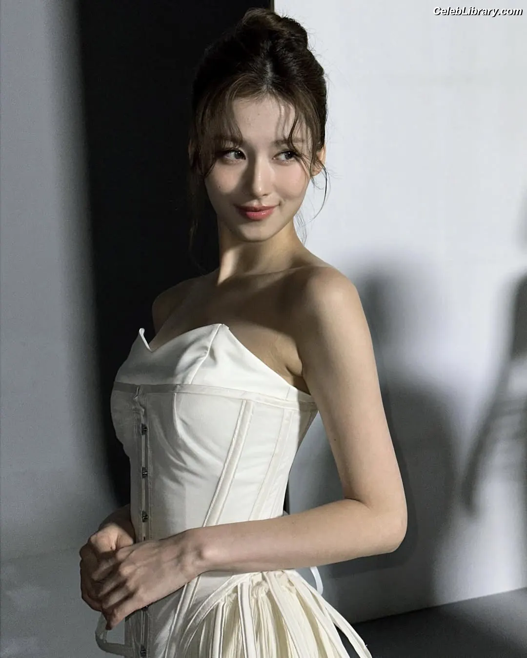 Minatozaki Sana (TWICE) photo 1 of 1068