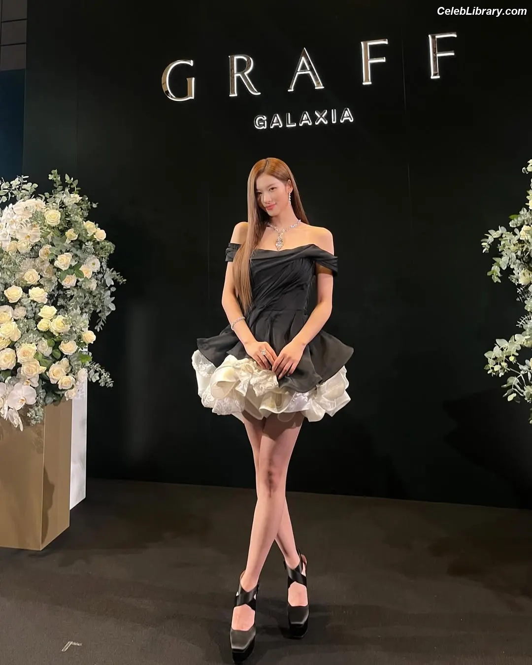 Minatozaki Sana (TWICE) photo 5 of 1068