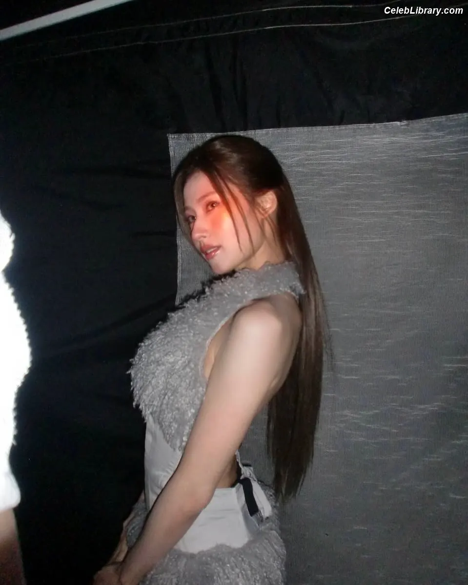 Minatozaki Sana (TWICE) photo 14 of 1068