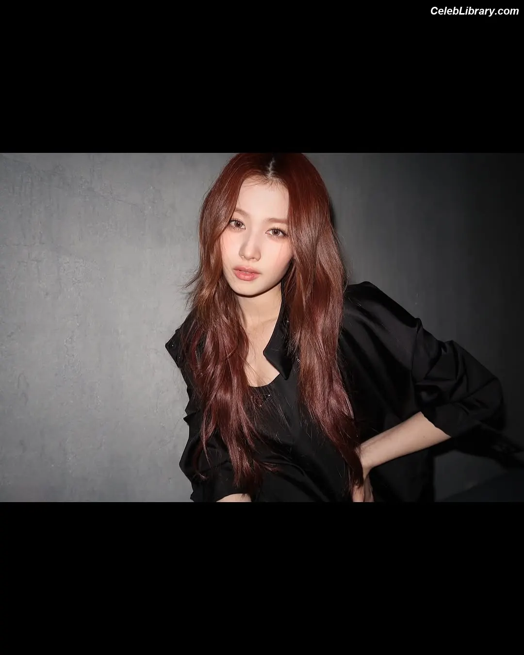 Minatozaki Sana (TWICE) photo 19 of 1068