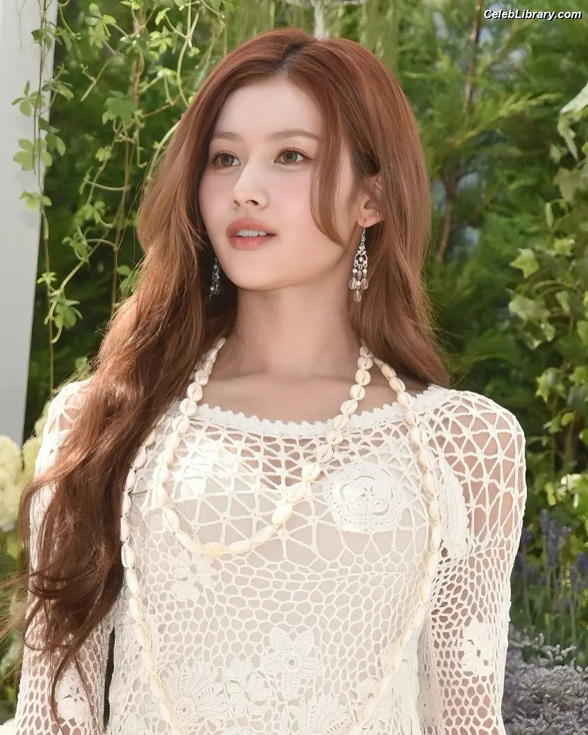 Minatozaki Sana (TWICE) photo 16 of 1068