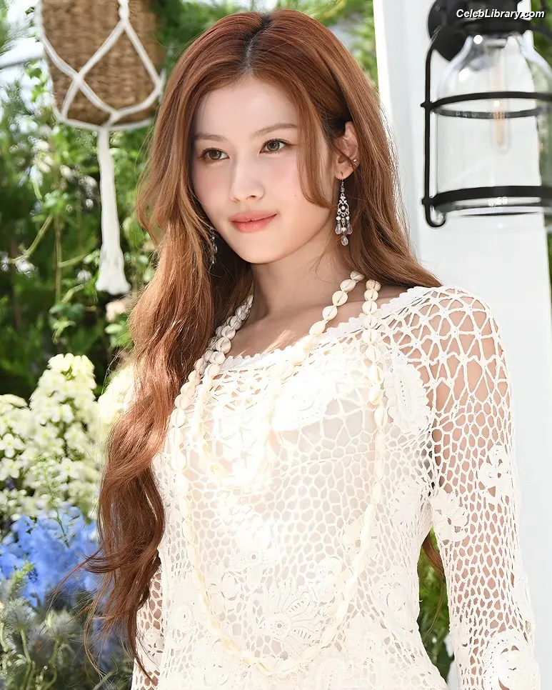Minatozaki Sana (TWICE) photo 24 of 1068
