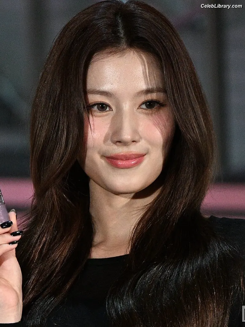 Minatozaki Sana (TWICE) photo 4 of 1068