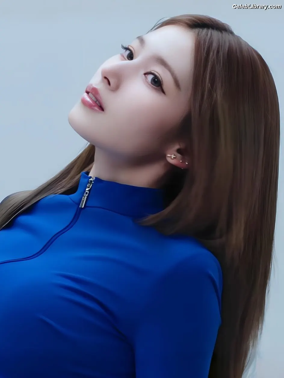 Minatozaki Sana (TWICE) photo 6 of 1068