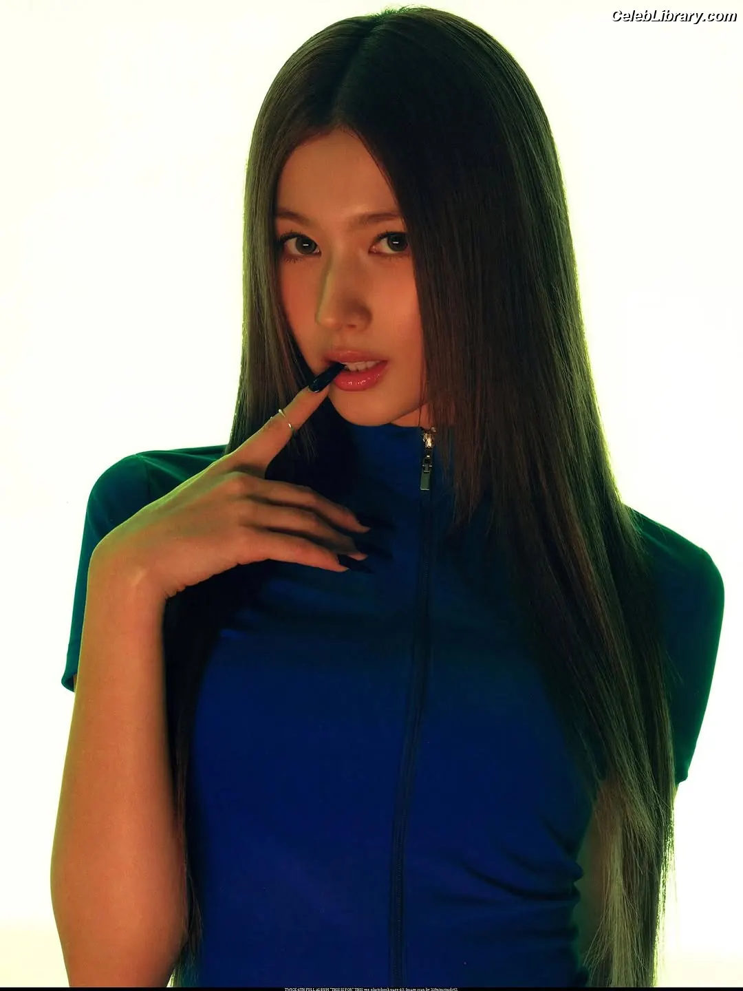 Minatozaki Sana (TWICE) photo 5 of 1068