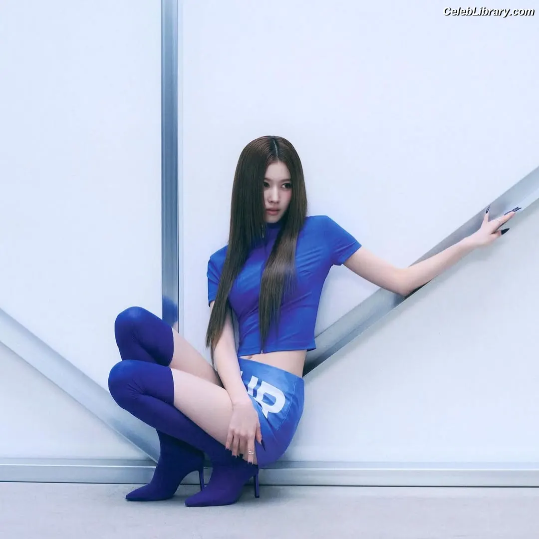 Minatozaki Sana (TWICE) photo 7 of 1068