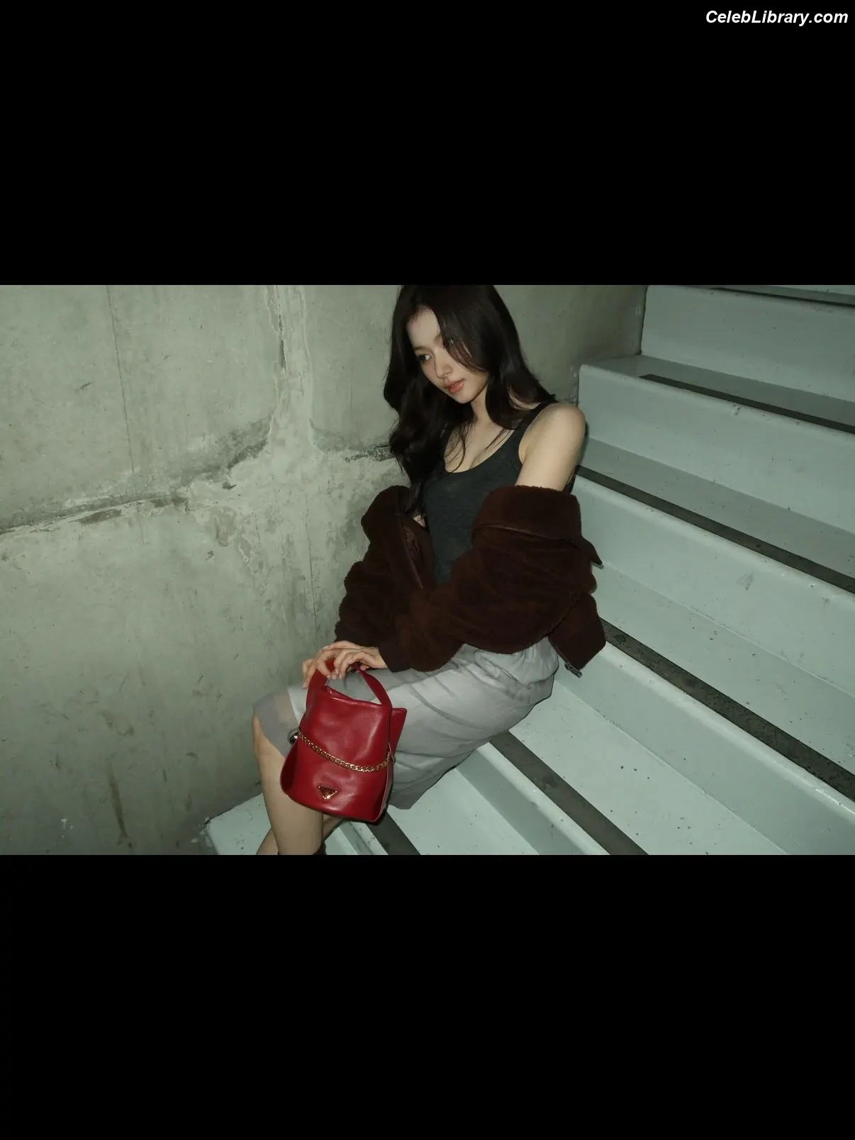 Minatozaki Sana (TWICE) photo 24 of 1068