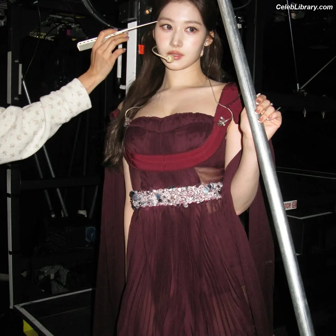 Minatozaki Sana (TWICE) photo 14 of 1068