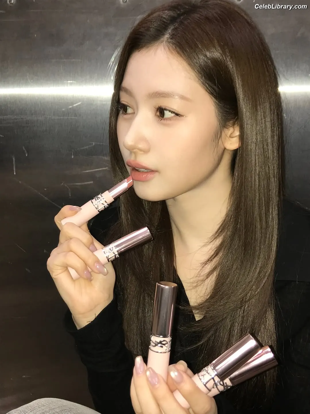 Minatozaki Sana (TWICE) photo 1 of 1068