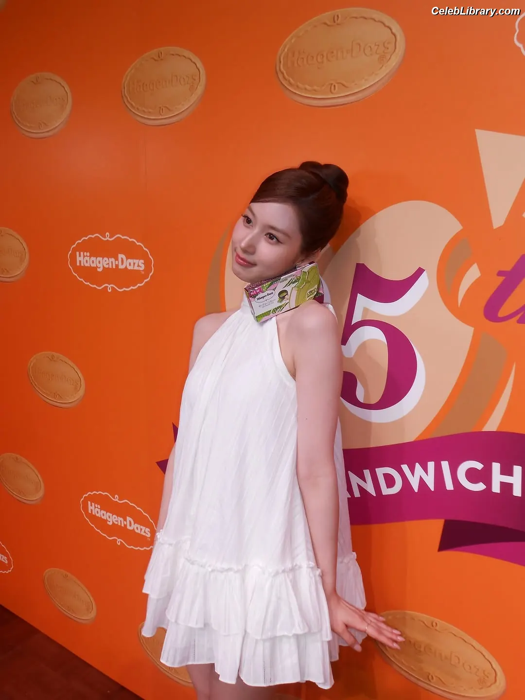 Minatozaki Sana (TWICE) photo 24 of 1068