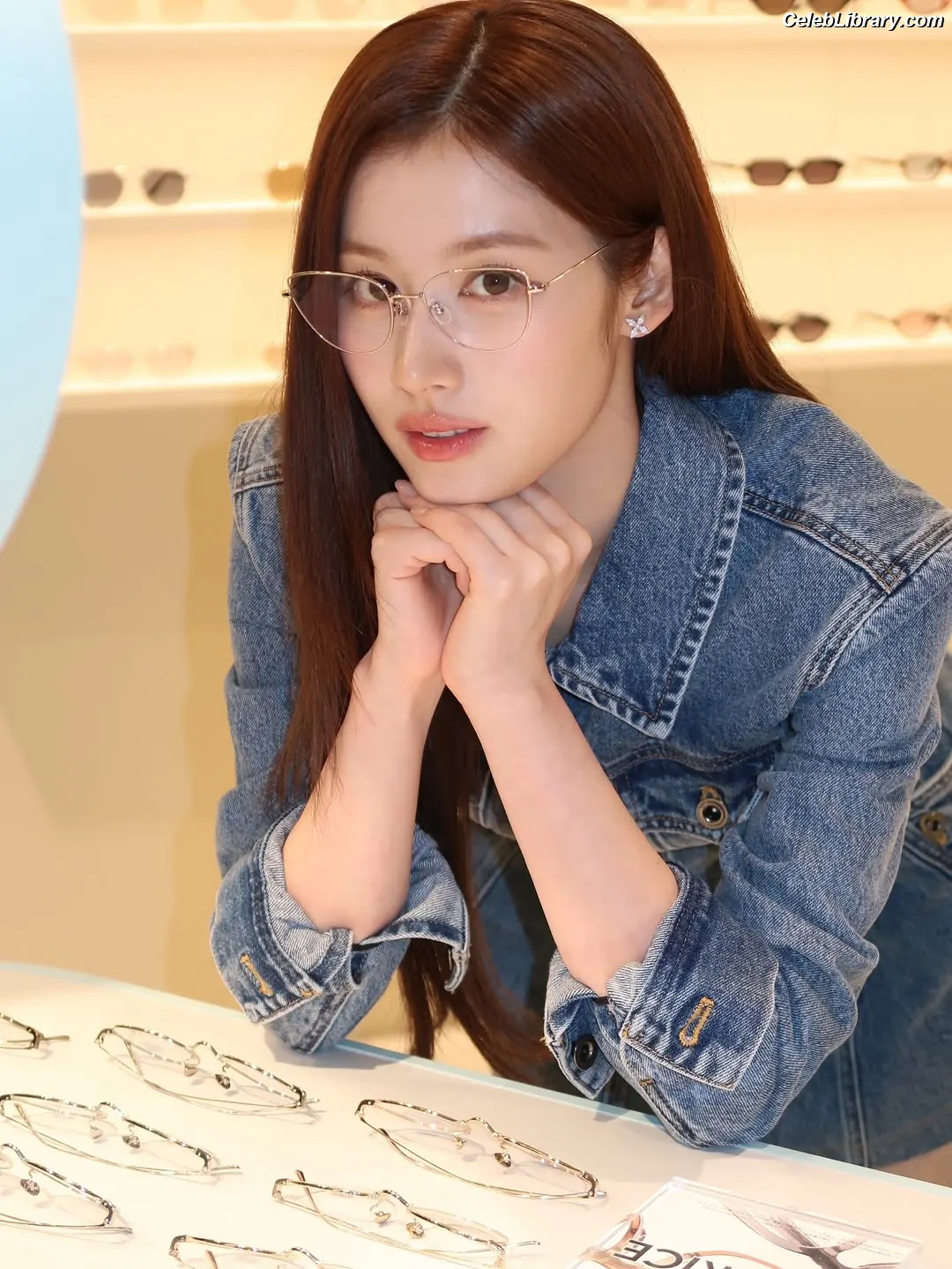 Minatozaki Sana (TWICE) photo 17 of 1068