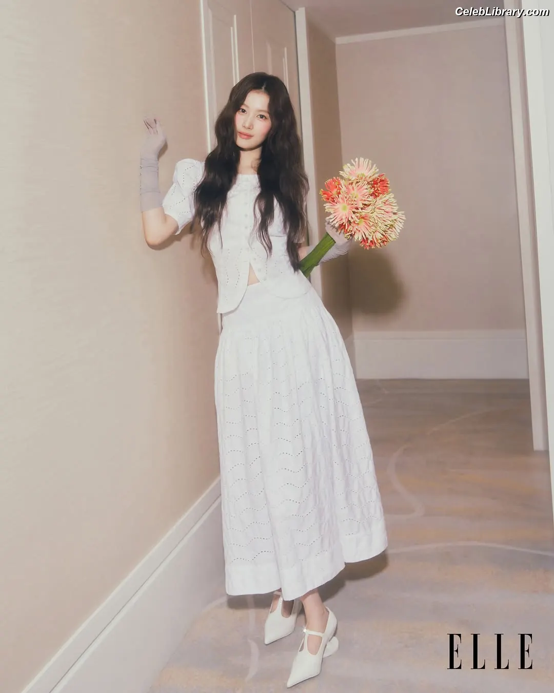 Minatozaki Sana (TWICE) photo 22 of 1068