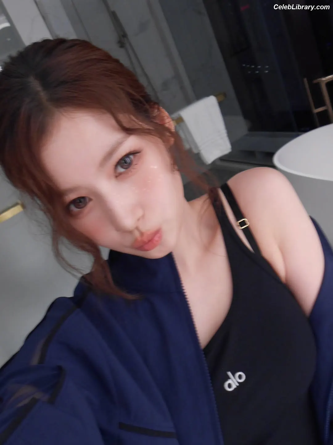 Minatozaki Sana (TWICE) photo 9 of 1068