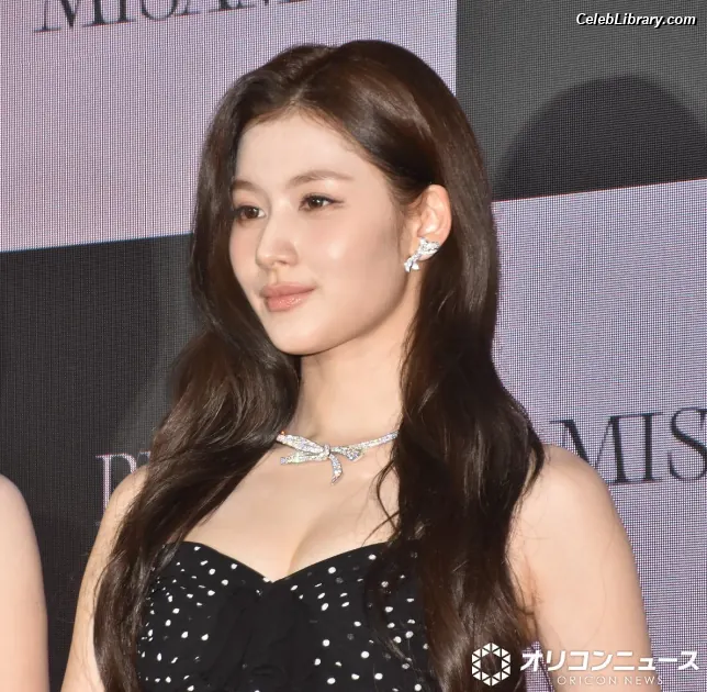 Minatozaki Sana (TWICE) photo 1 of 1068