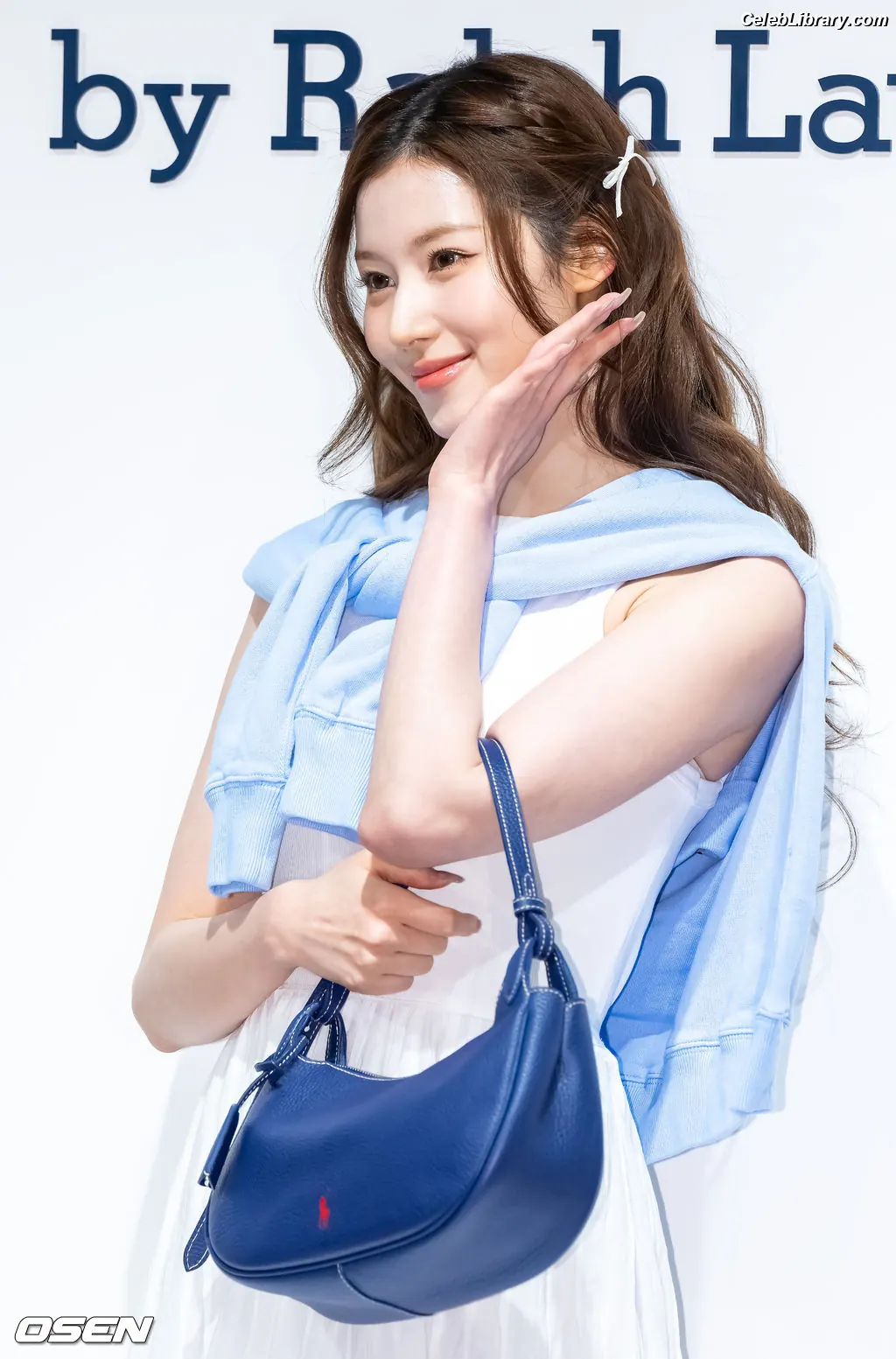 Minatozaki Sana (TWICE) photo 16 of 1068