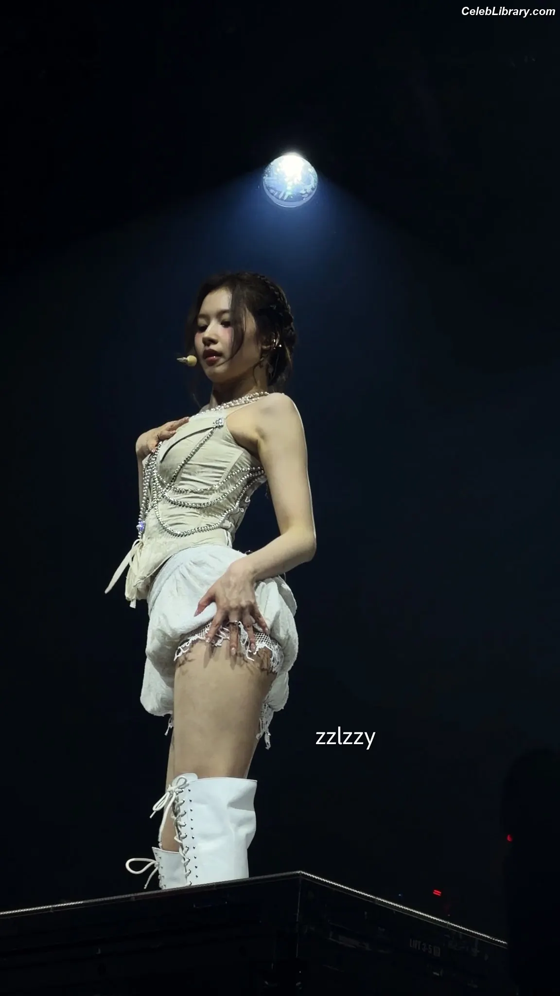 Minatozaki Sana (TWICE) photo 17 of 1068