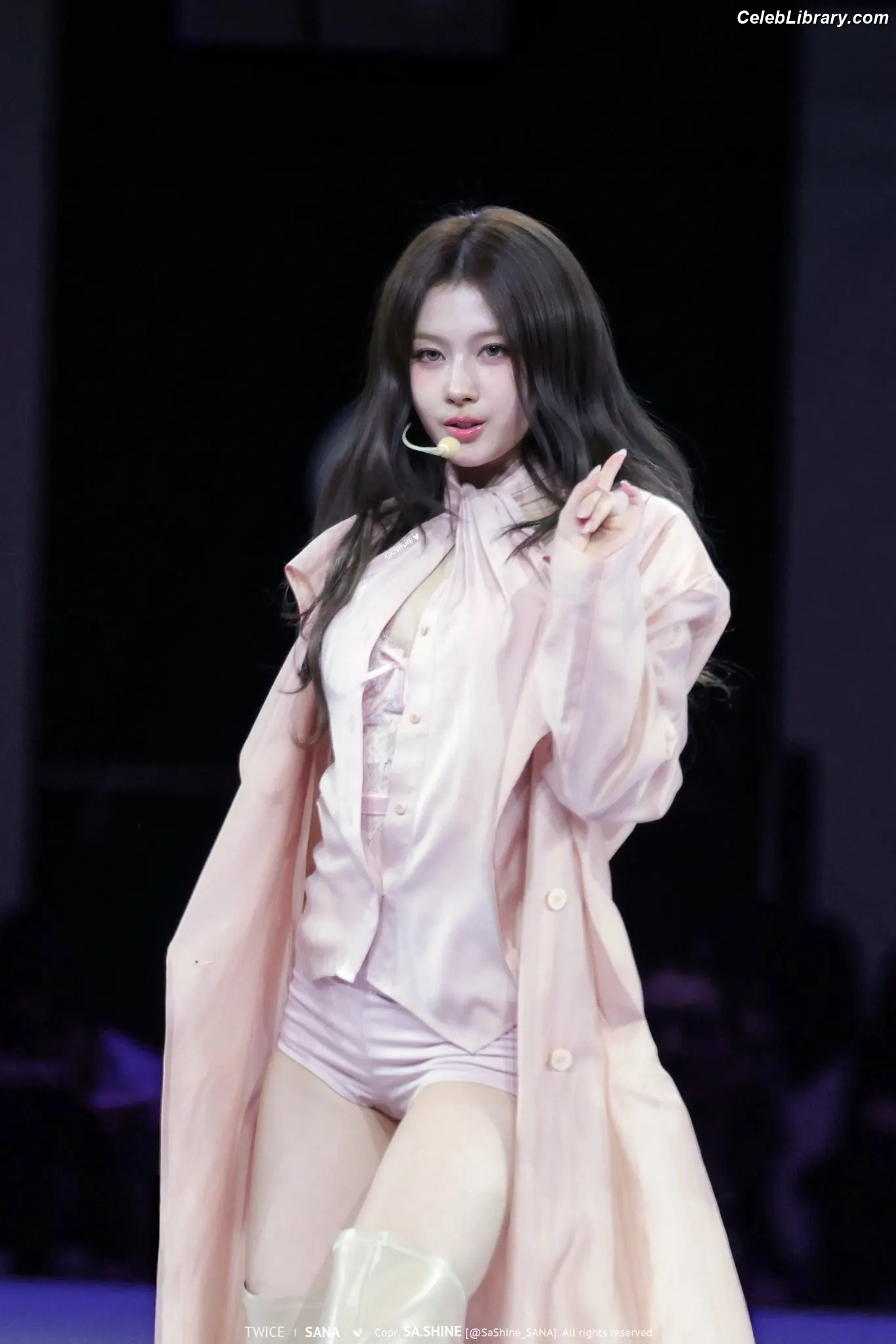 Minatozaki Sana (TWICE) photo 1 of 1068
