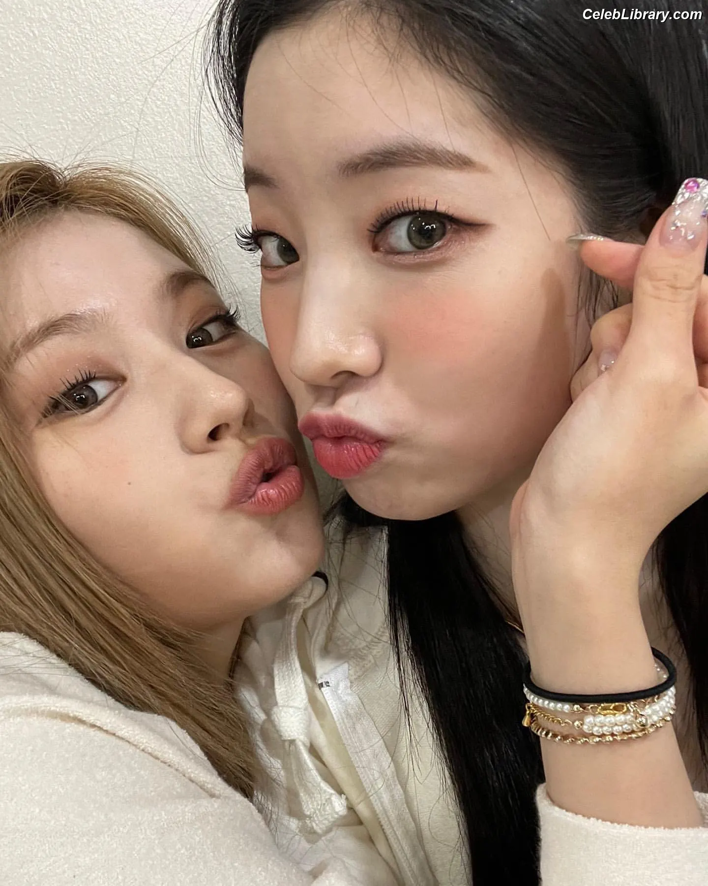 Minatozaki Sana (TWICE) photo 3 of 1068