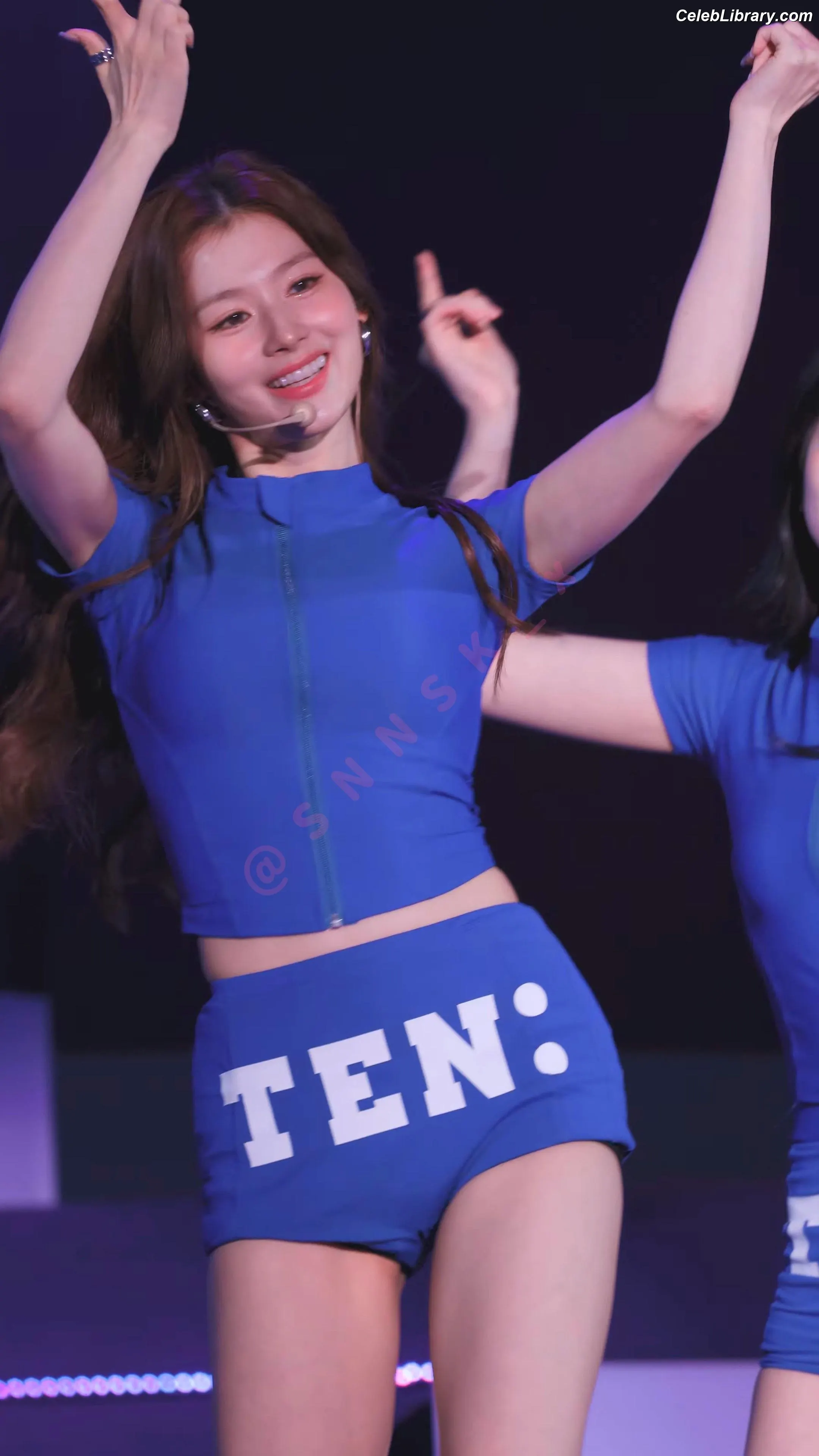 Minatozaki Sana (TWICE) photo 12 of 1068