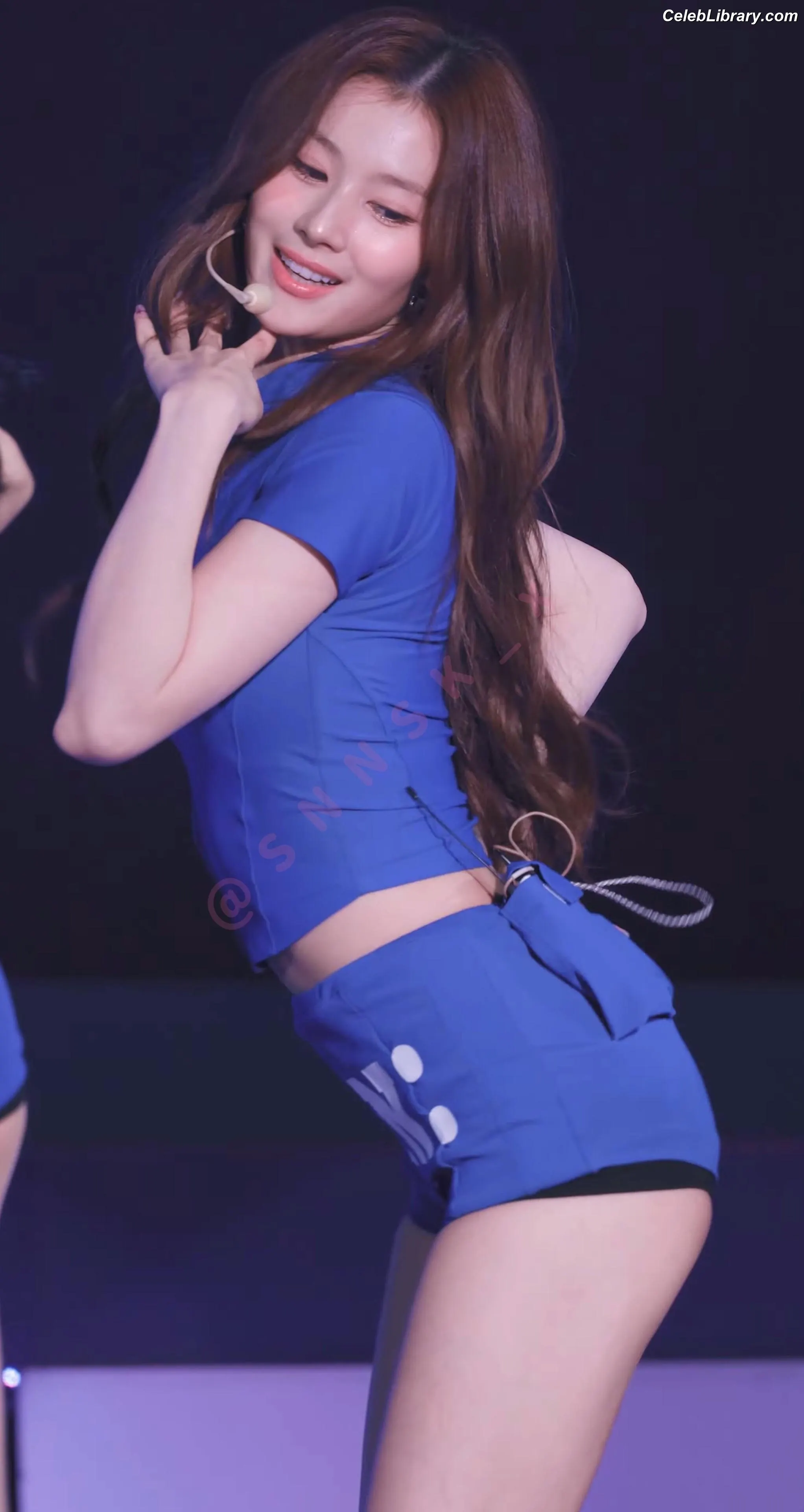 Minatozaki Sana (TWICE) photo 20 of 1068