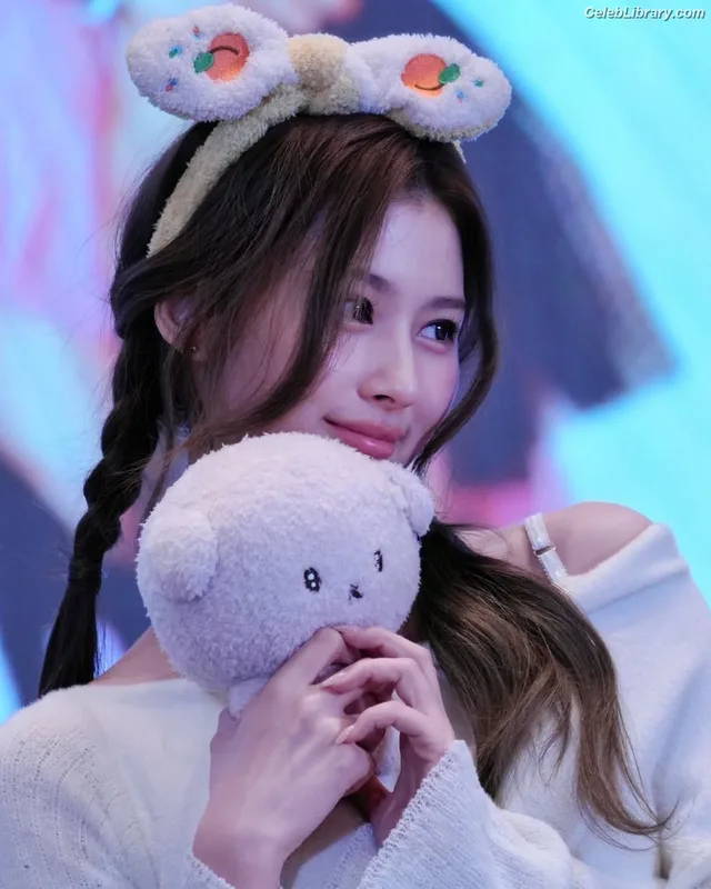 Minatozaki Sana (TWICE) photo 1 of 1069