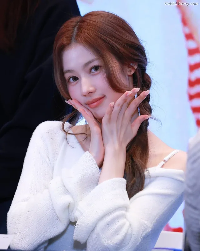 Minatozaki Sana (TWICE) photo 4 of 1069