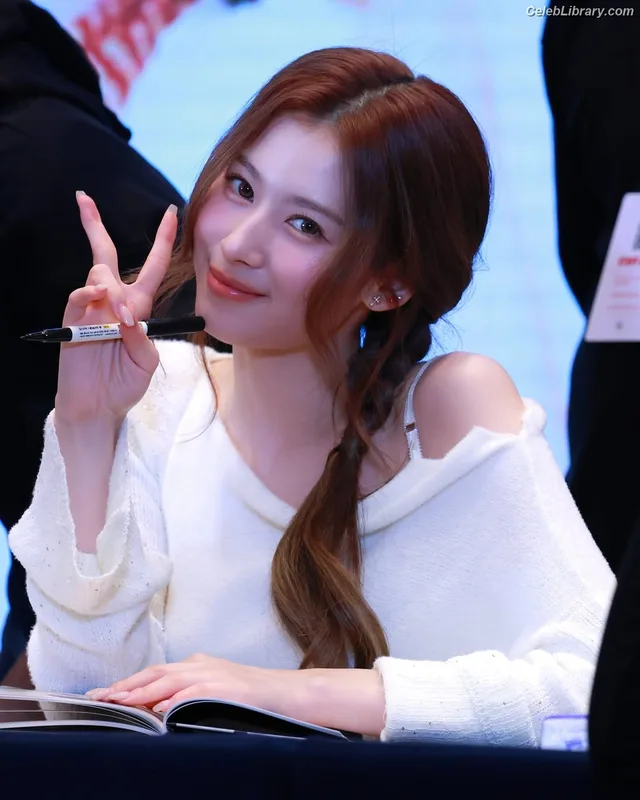 Minatozaki Sana (TWICE) photo 5 of 1069