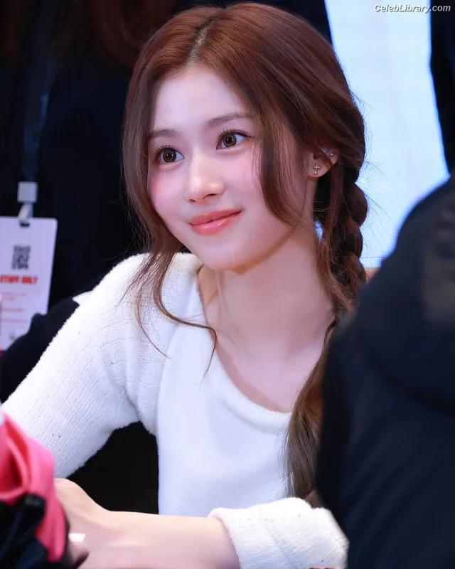 Minatozaki Sana (TWICE) photo 6 of 1069