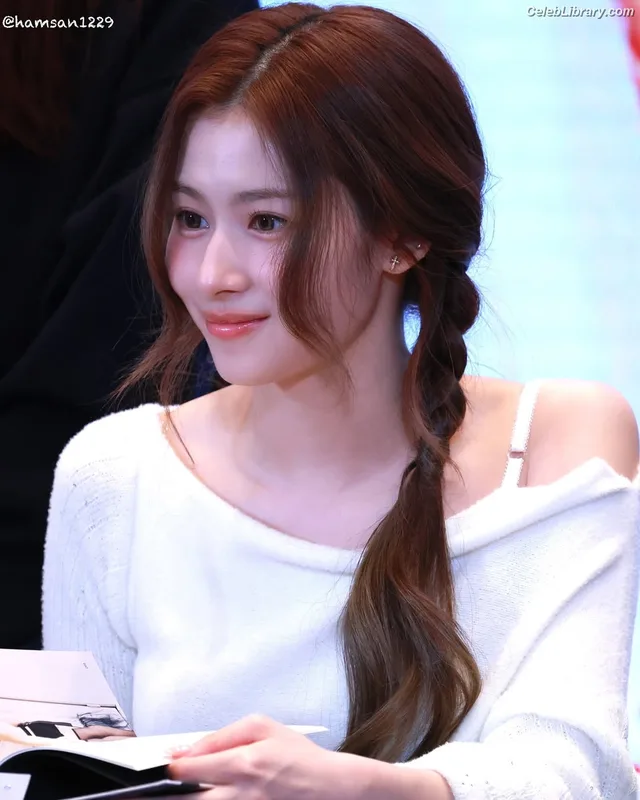 Minatozaki Sana (TWICE) photo 7 of 1069