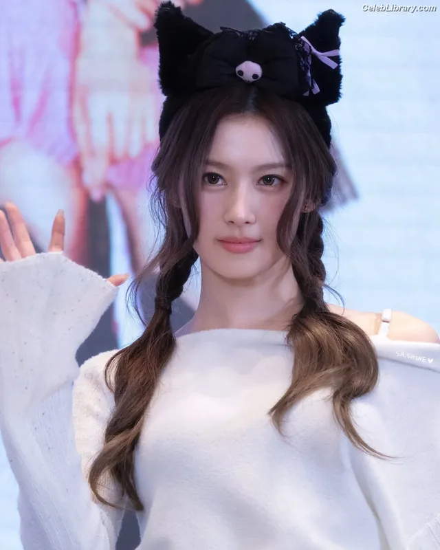 Minatozaki Sana (TWICE) photo 10 of 1069