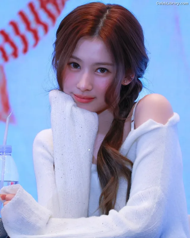 Minatozaki Sana (TWICE) photo 13 of 1069