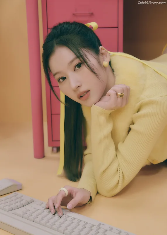 Minatozaki Sana (TWICE) photo 14 of 1069