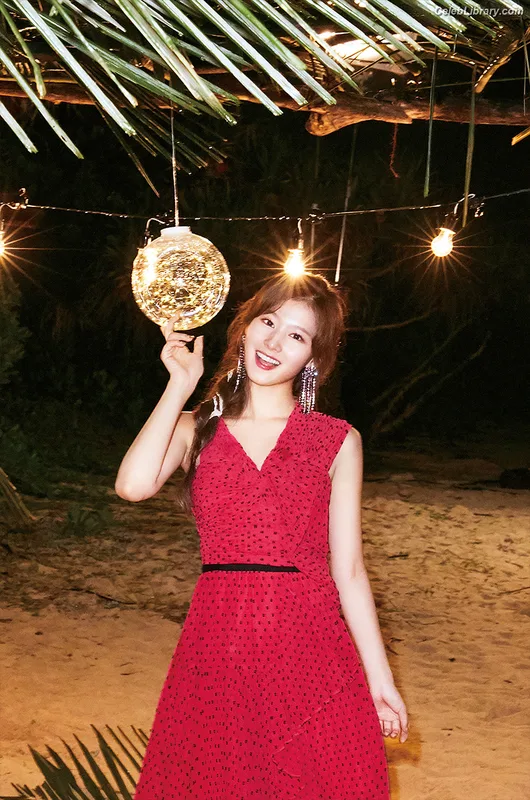 Minatozaki Sana (TWICE) photo 16 of 1069