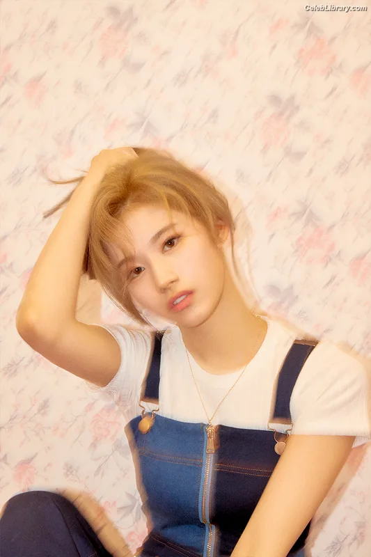Minatozaki Sana (TWICE) photo 17 of 1069