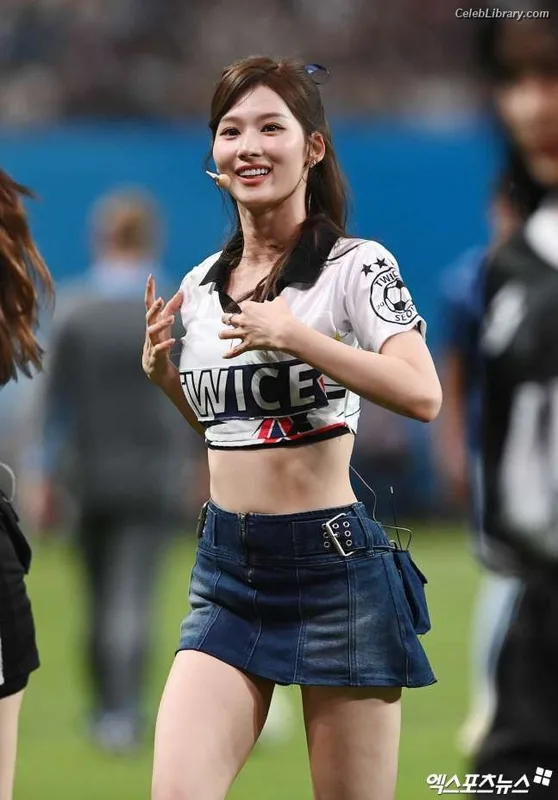 Minatozaki Sana (TWICE) photo 16 of 1069