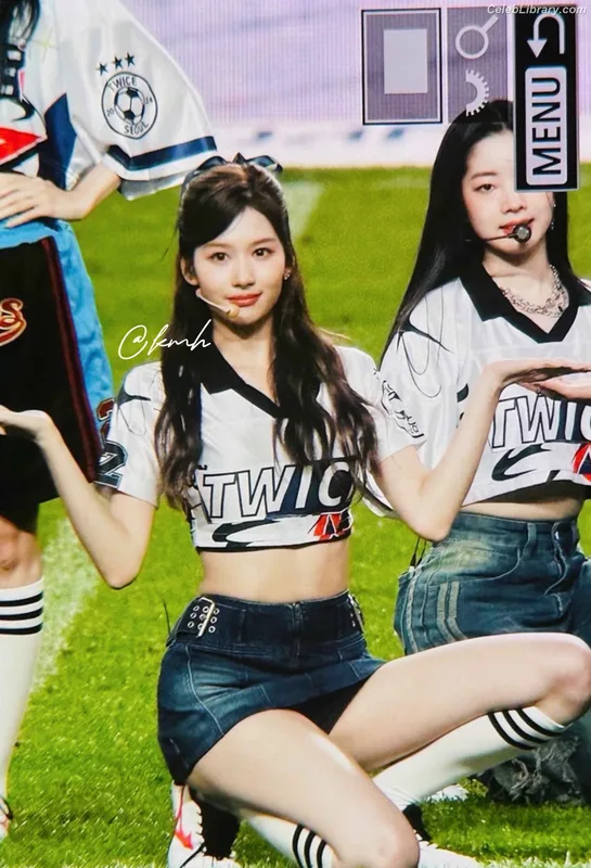 Minatozaki Sana (TWICE) photo 17 of 1069
