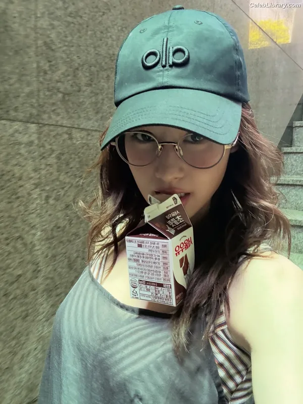 Minatozaki Sana (TWICE) photo 13 of 1069