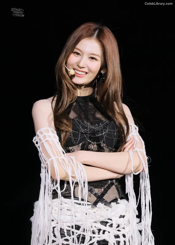 Minatozaki Sana (TWICE) photo 1 of 1069