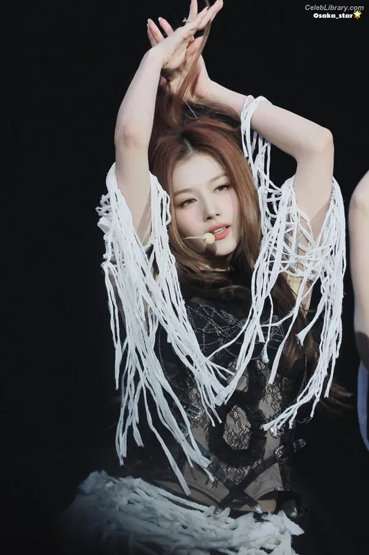 Minatozaki Sana (TWICE) photo 6 of 1069